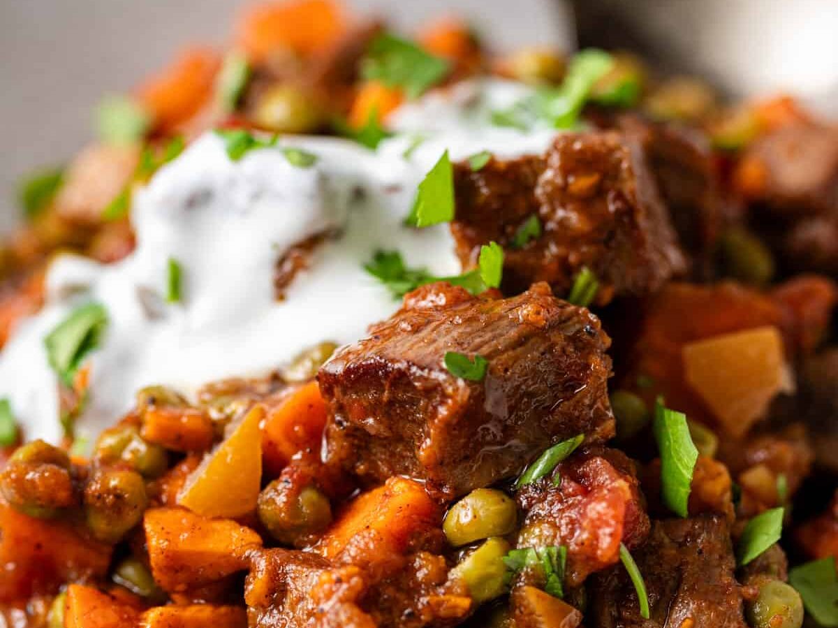 A picture of traditional beef and sweet potatoe tagine. 